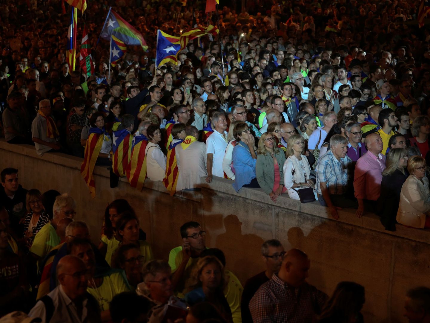 Asistentes atentos al desfile de portavoces del independentismo en Montjuïc. (Reuters)