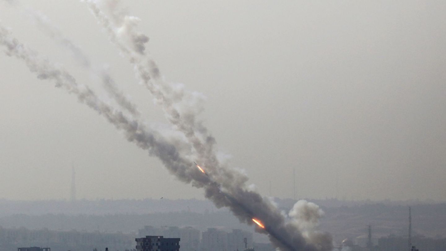 Proyectiles disparados desde el interior de la Franja de Gaza con destino Israel en respuesta al ataque de la Fuerza Aérea de Israel (FAI), que llegó a asesinar al líder de la Yihad Islámica palestina, Bahaa al Ata.  (EFE)