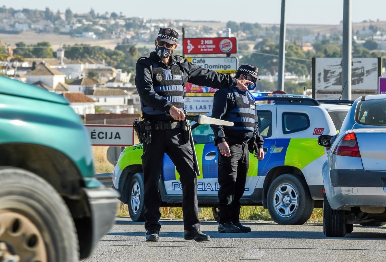 Agentes de policía controlan los accesos a Écija. (EFE)