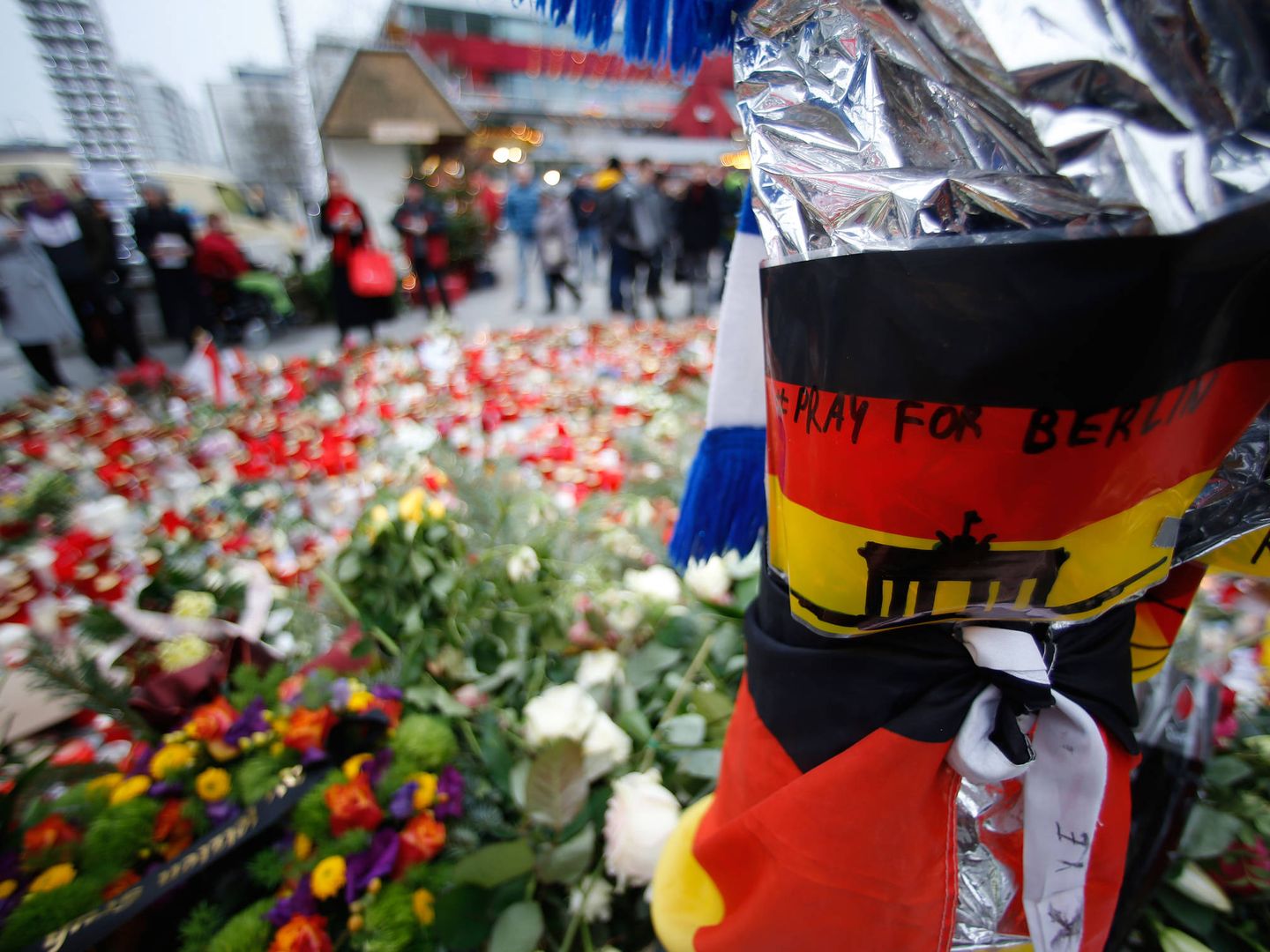 Flores y velas cerca del mercadillo navideño de Berlín donde se produjo un ataque terrorista. (Reuters)