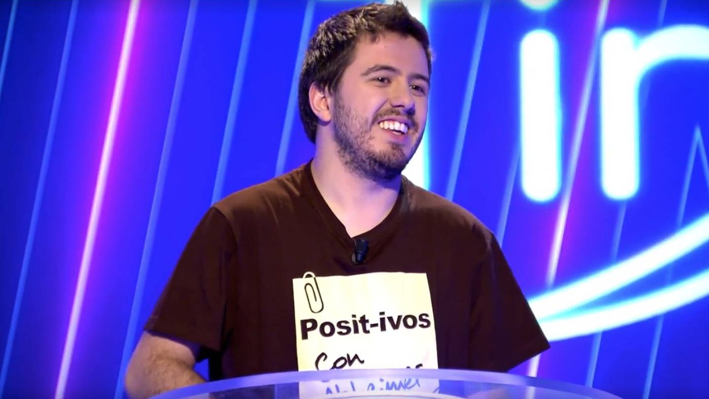 Orestes, con la camiseta de la Asociación Alzheimer Soria. (Mediaset)