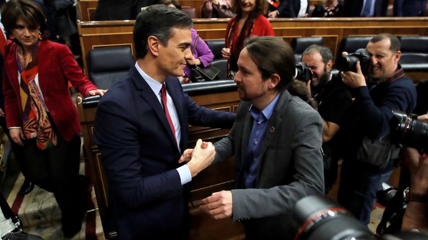Pedro Sánchez y Pablo Iglesias tras la investidura como presidente del primero. (EFE)
