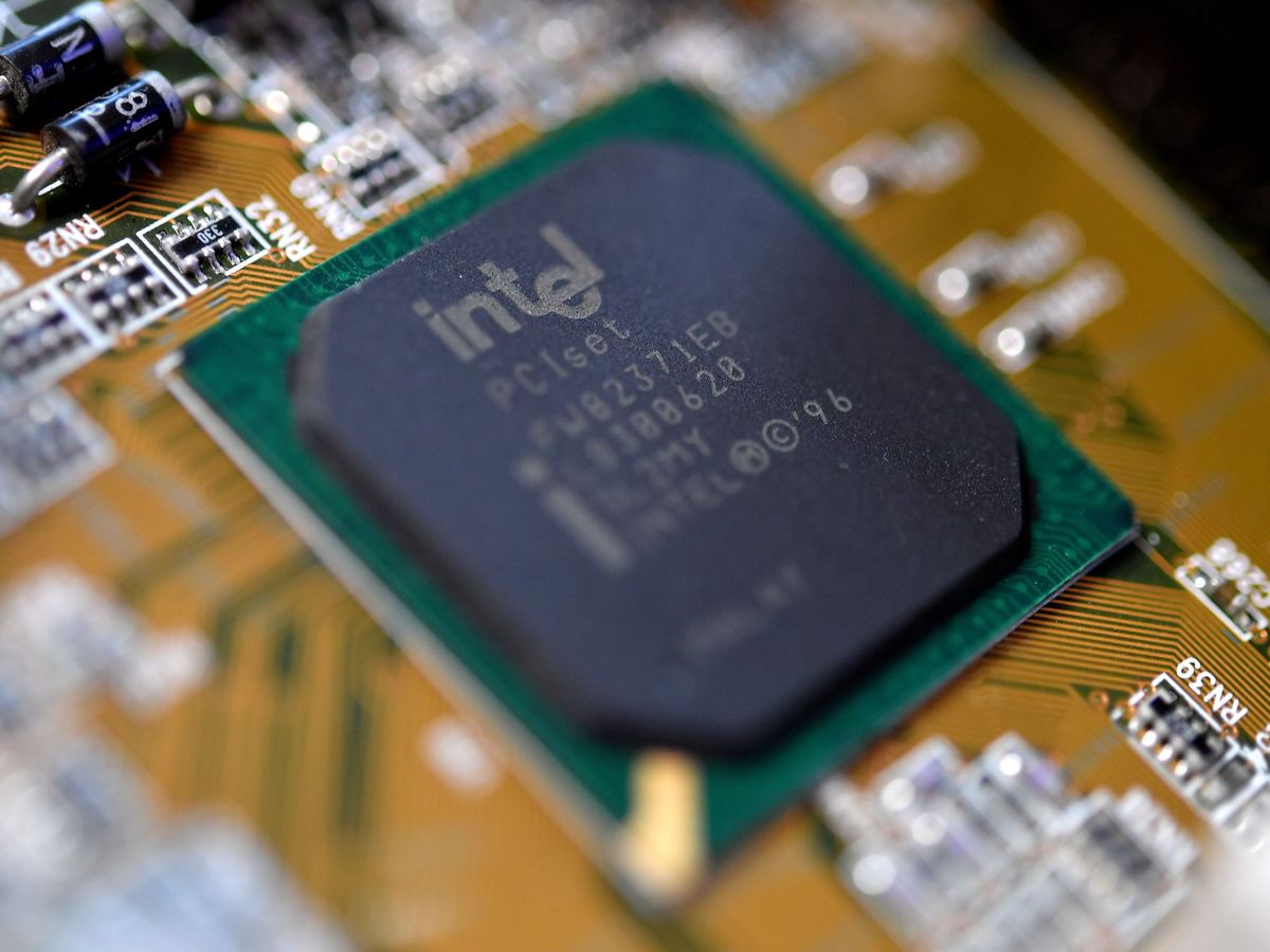 Foto: Vista de un elemento electrónico de Intel. (EFE)