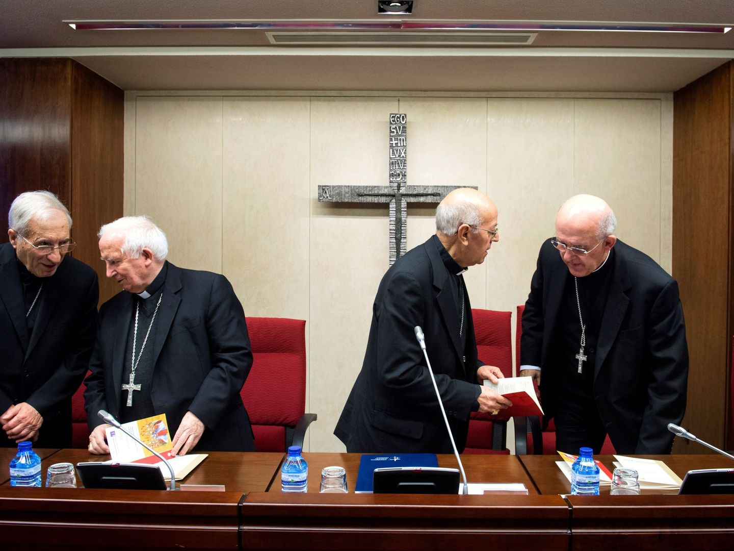 El cardenal Osoro (derecha) ordenó abrir una investigación para aclarar lo ocurrido con el patrimonio de las fundaciones.