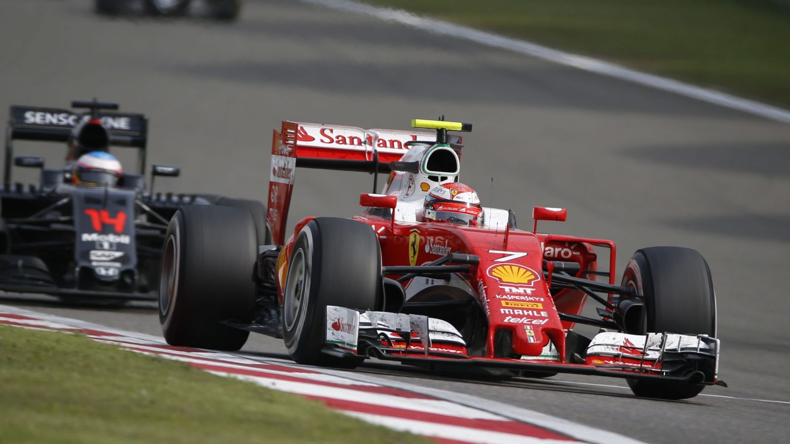 Foto: Fernando Alonso, por detrás de Raikkonen en el Gran Premio de China (Lynn Bo BoEFE/EPA)
