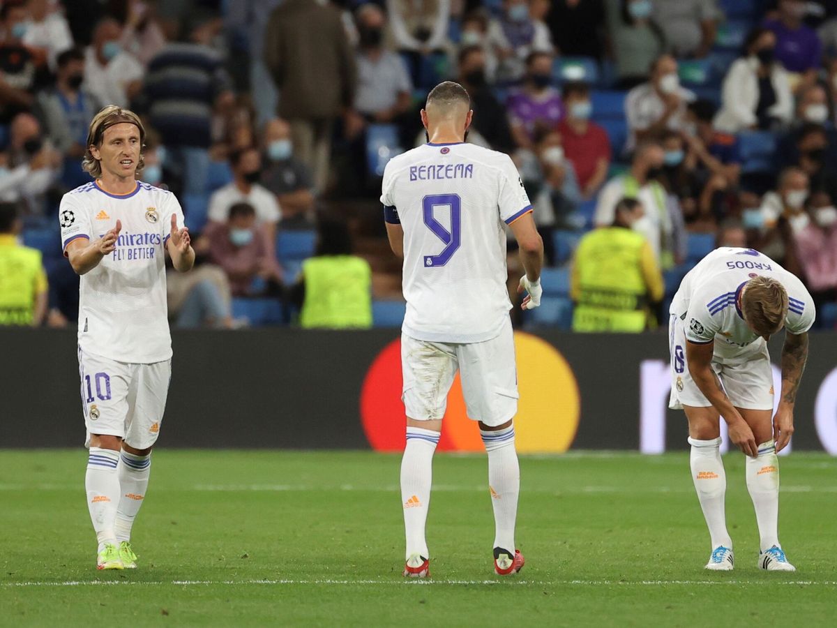 Foto: Modric habla con Benzema tras encajar el segundo gol ante el Sheriff Tirastopol. (EFE)
