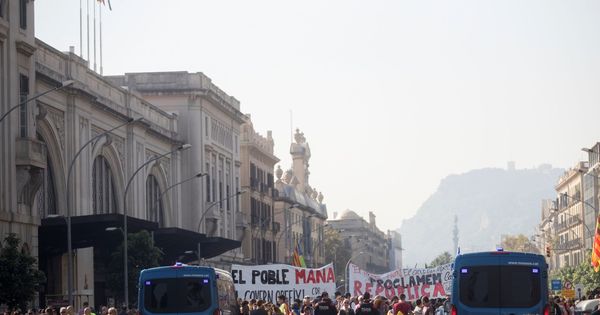 Foto: Centenares de independentistas congregándose en la Ciutadella para apoyar la DUI el pasado octubre. (EFE)