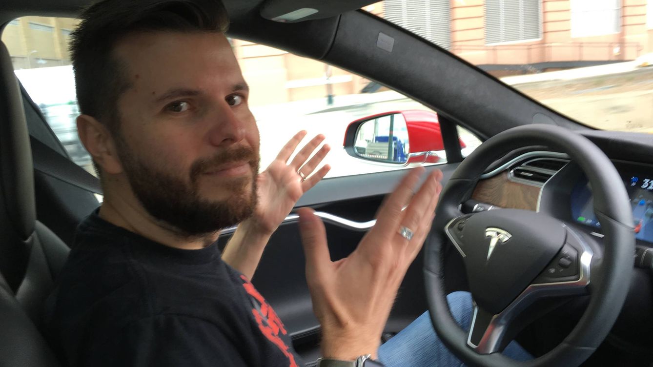 Mira, mamá, ¡sin manos! Una hora al volante de un Tesla en Manhattan