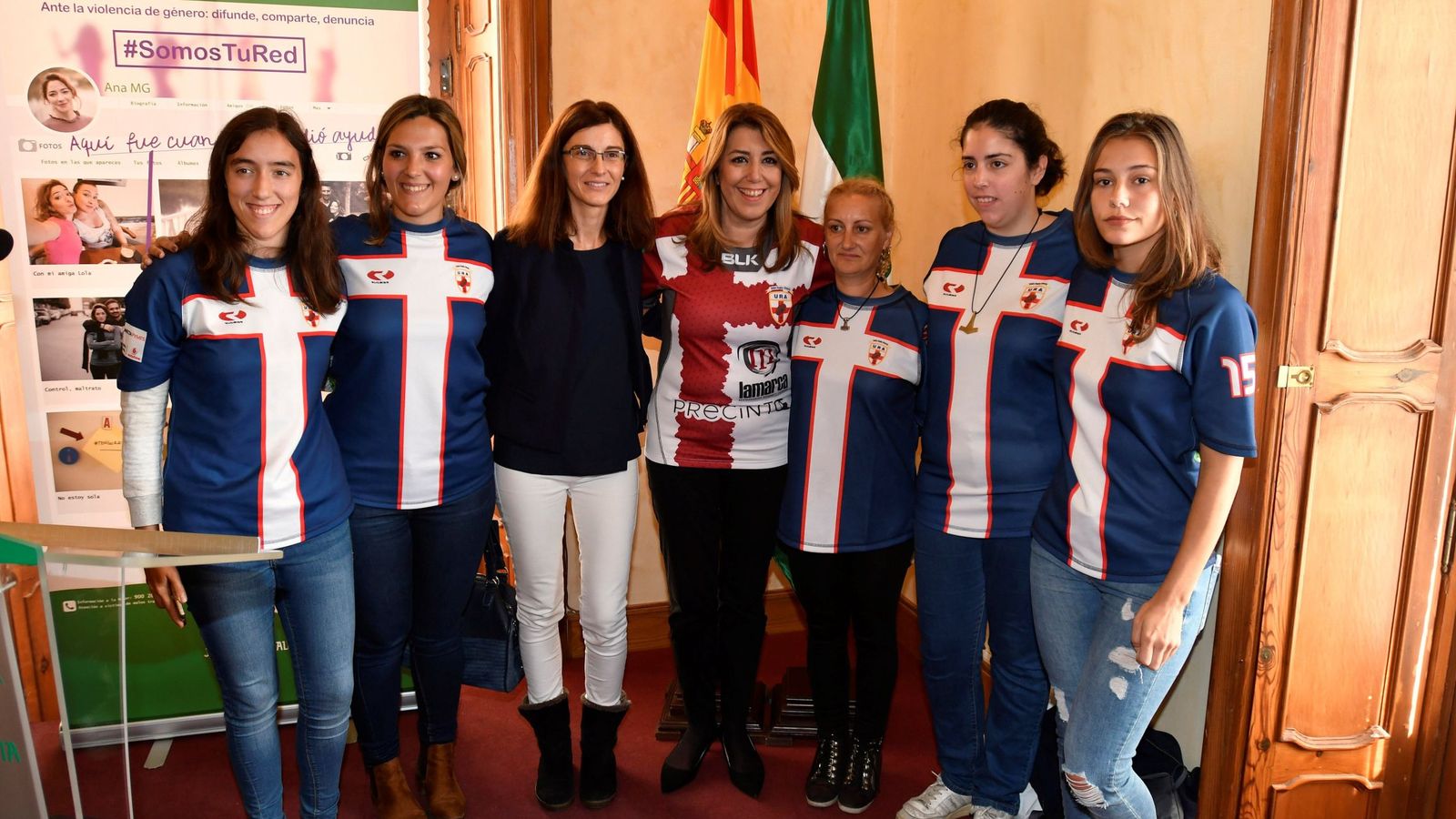 El equipo de rugby femenino URA posa con su camiseta en el día mundial contra la violencia de género. (EFE/Carlos Barba)