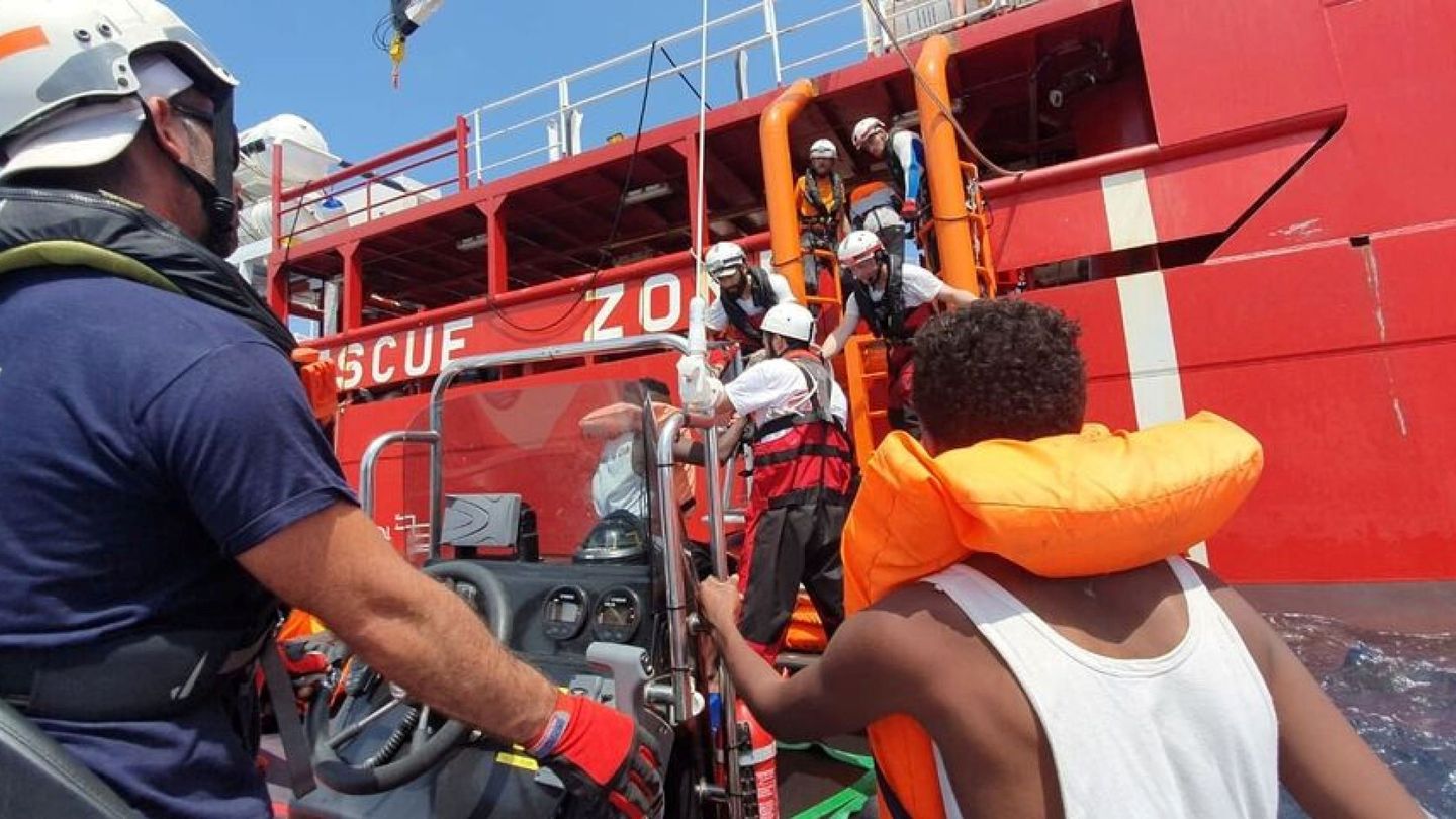 Los migrantes a bordo del 'Ocean Viking' a su llegada a puerto. (Reuters)