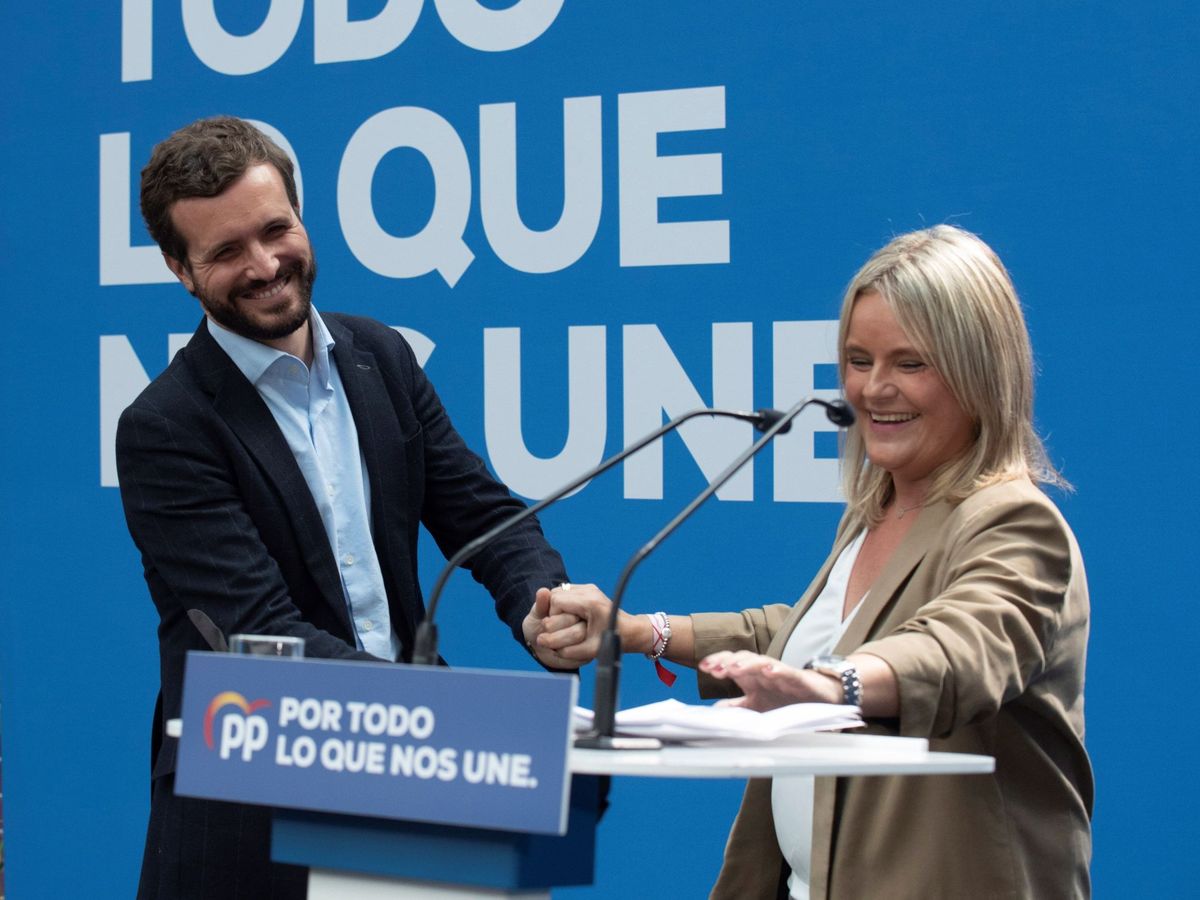 Foto: Casado y Mari Mar Blanco, en Vitoria, durante la campaña. (EFE)