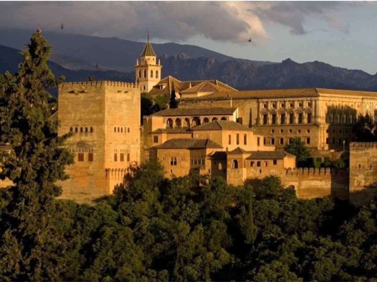 Foto: Monumentos que visitar en España, como la Alhambra de Granada. (Cortesía @alhambra_oficial)