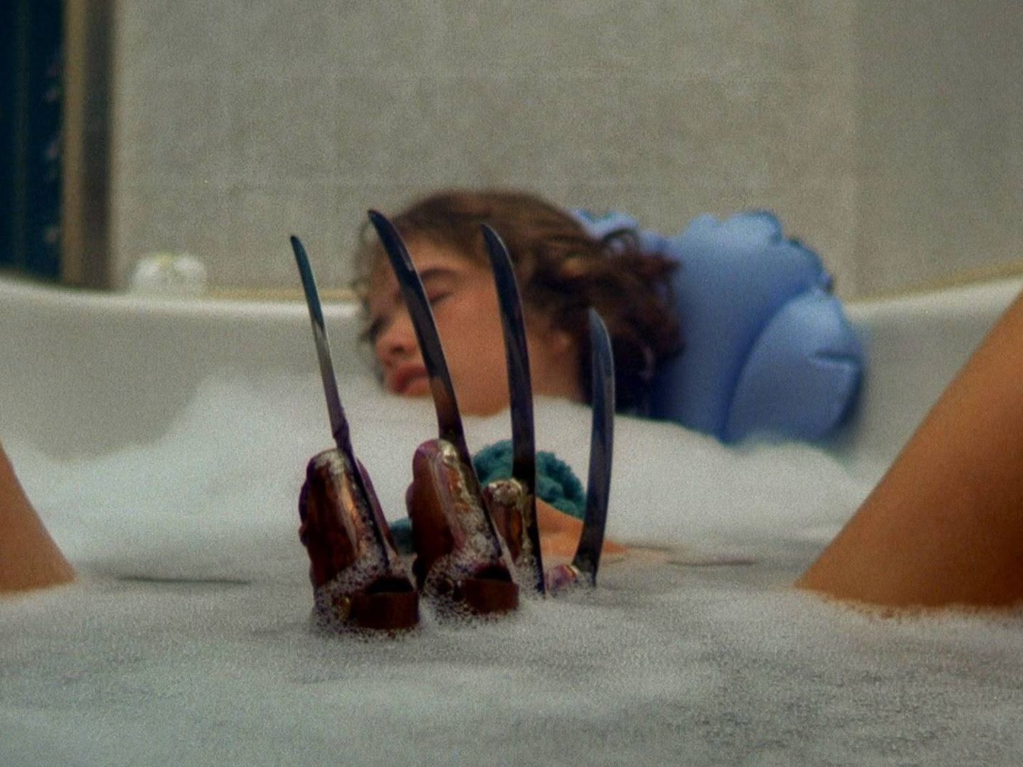 En 'Pesadilla en Elm Street' (1984), Nancy sueña con Freddy Krueger.