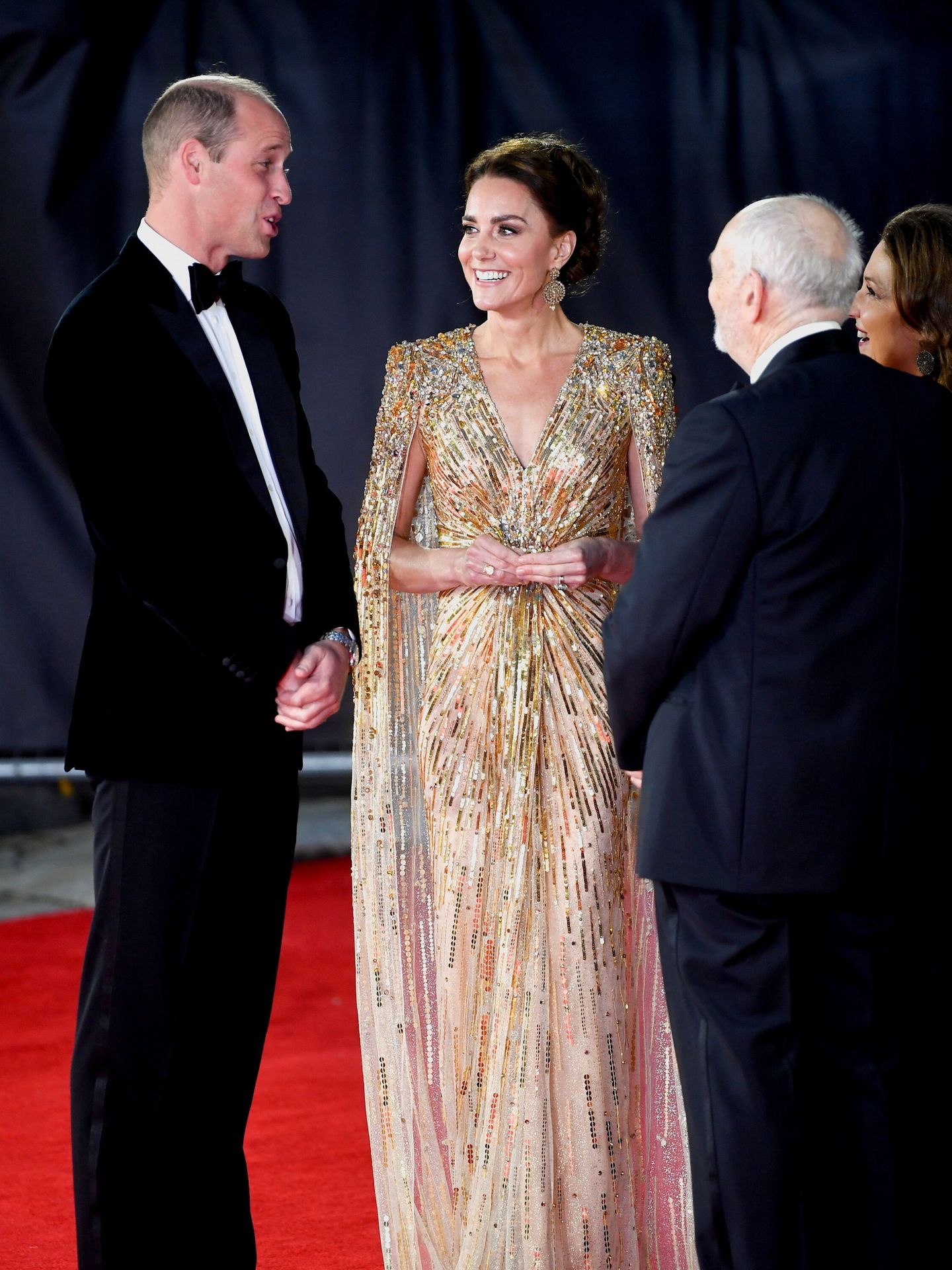 Kate Middleton y el príncipe Guillermo, en el estreno mundial de la última película de 007. (Reuters)