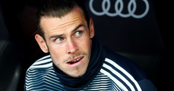 Foto: Gareth Bale, con gesto de mosqueo en el banquillo del Bernabéu. (EFE)