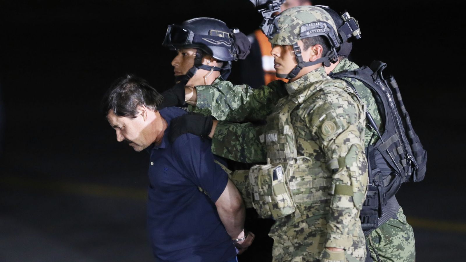 Foto: JoaquÍn 'el Chapo' Guzmán, en su traslado a la cárcel. (EFE)