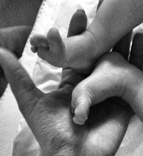 La mano de Sara Carbonero con los pies de su hijo. Elle