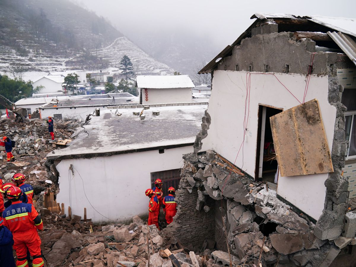 Foto: Equipos de rescate en el lugar del terremoto. (Reuters)