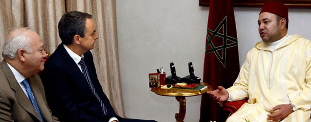 Foto: Marruecos recibe a Zapatero con una veintena de banderas del Reino y una minúscula española