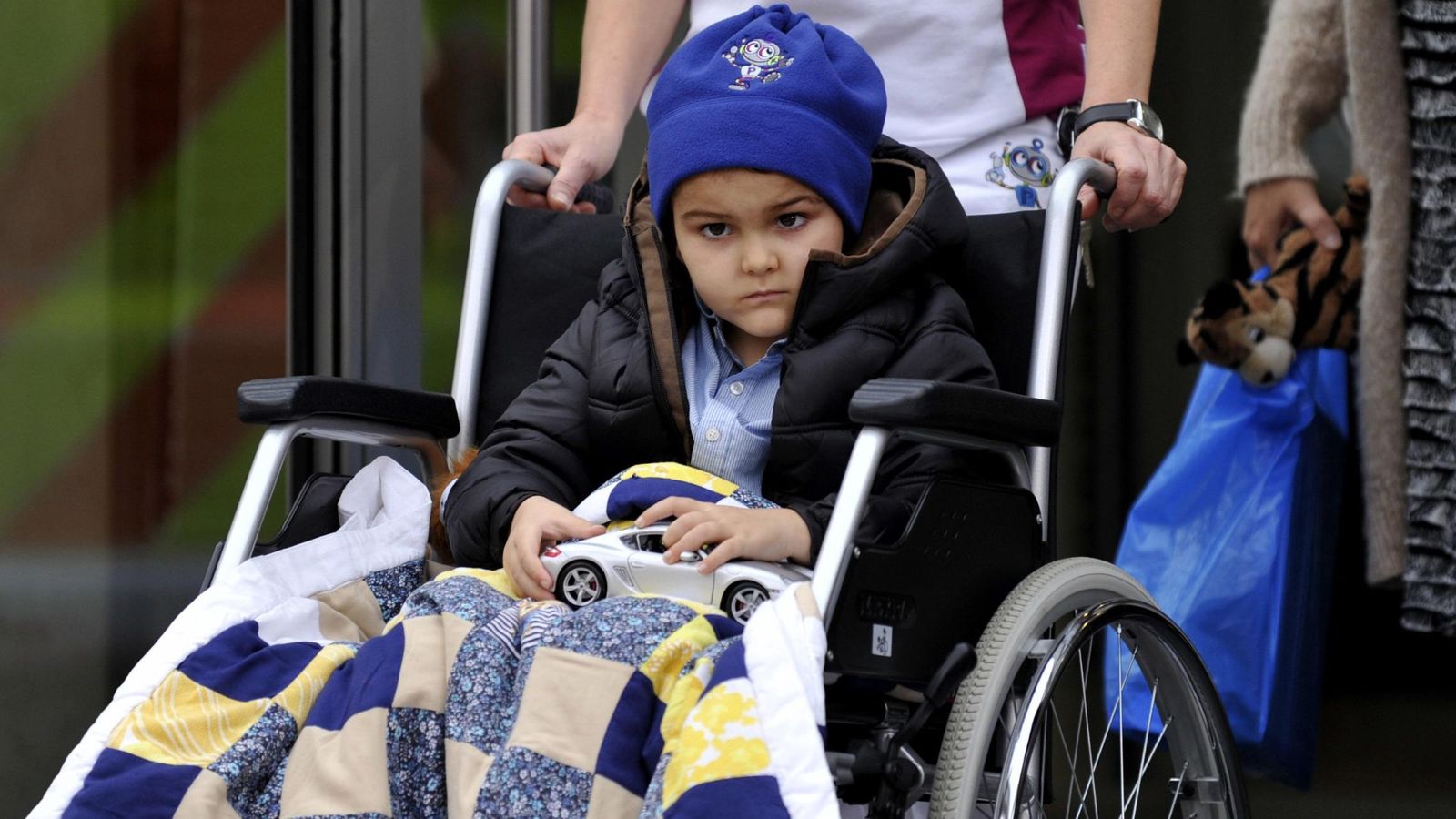 Foto: Ashya King, el niño de 5 años que ya no tiene cáncer cerebral, a su salida del hospital de Praga el pasado mes de octubre (Reuters)