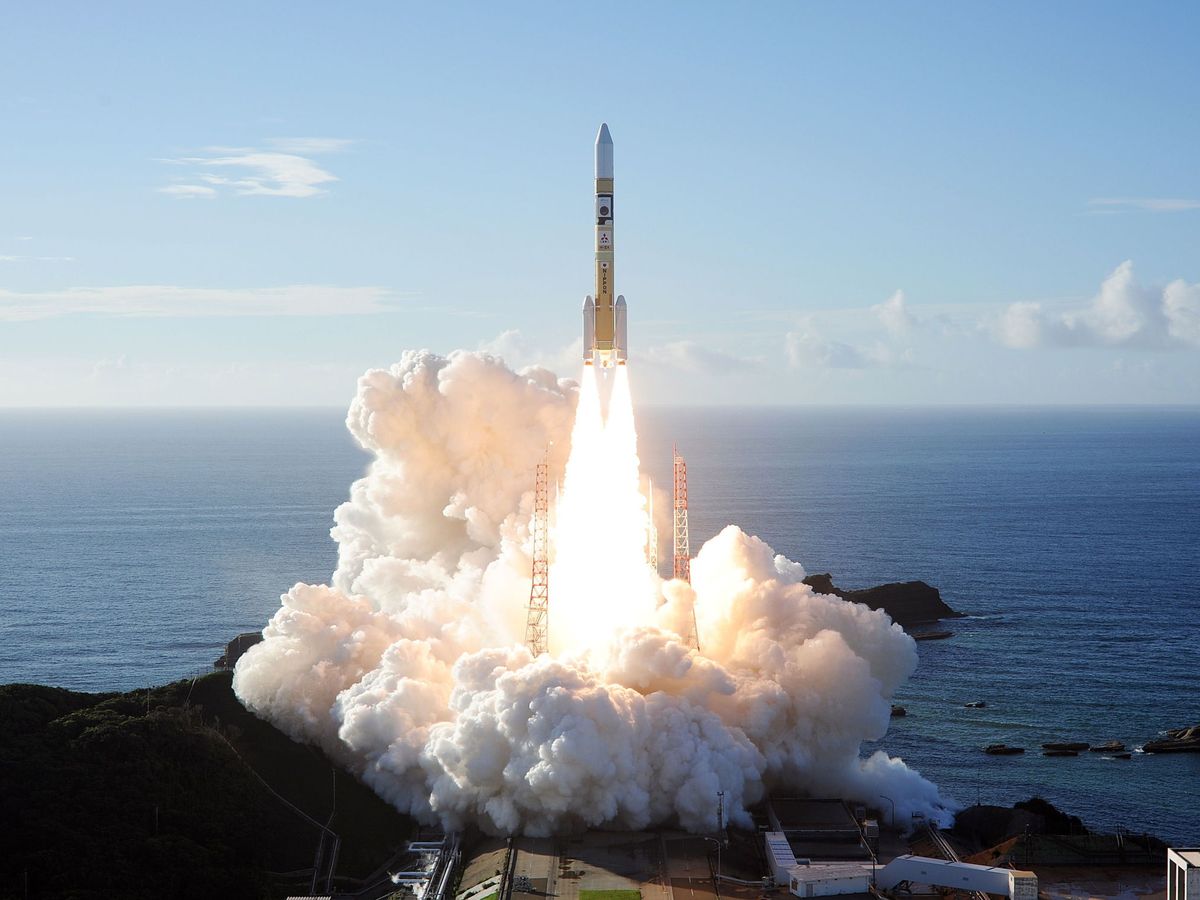 Foto: Lanzamiento del cohete de Mitsubishi Heavy Industries (MHI) desde el centro espacial de Tanegashima en Japón (EFE)