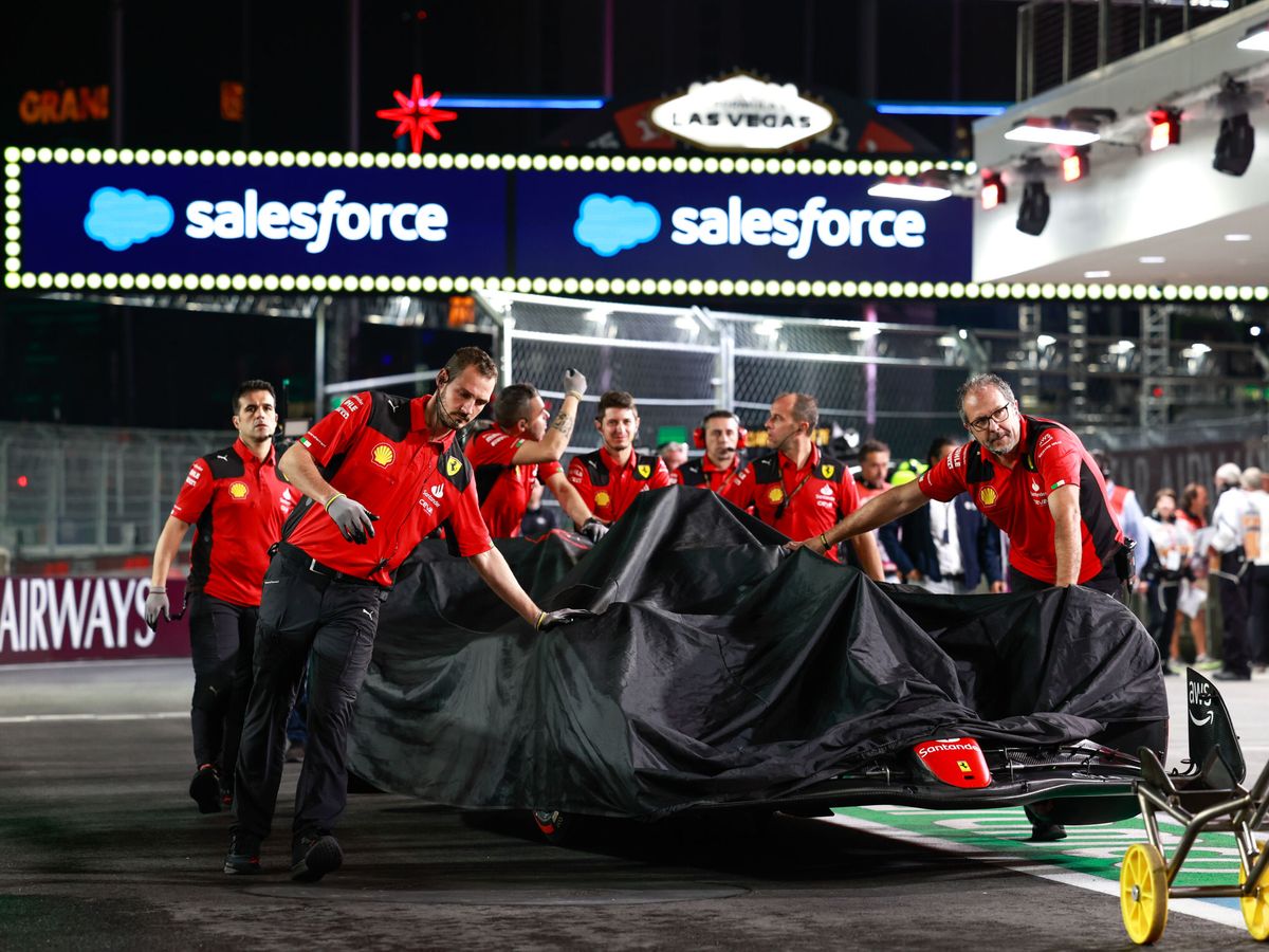 Foto: El coche de Sainz quedó destrozado, y el piloto con diez puestos de sanción. (Europa Press)