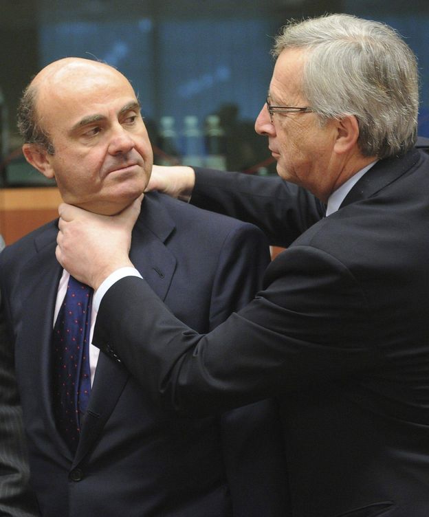 Foto: Jean-Claude Juncker bromea con el ministro español de Economía, Luís de Guindos. (EFE)
