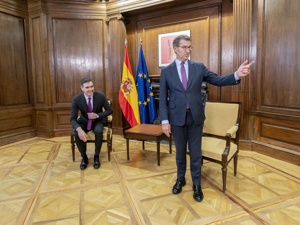 Foto: Pedro Sánchez, junto a Alberto Núñez Feijóo. (Europa Press/Alberto Ortega)