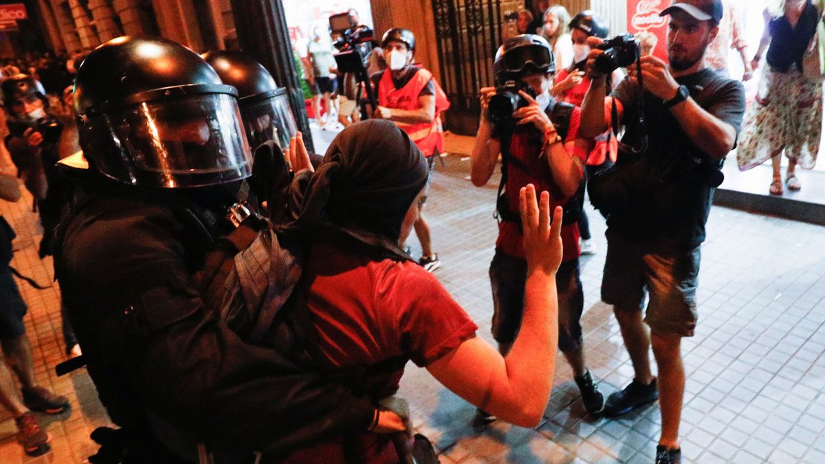 Los radicales se desahogan asediando la Jefatura de Policía en Barcelona con petardos y piedras