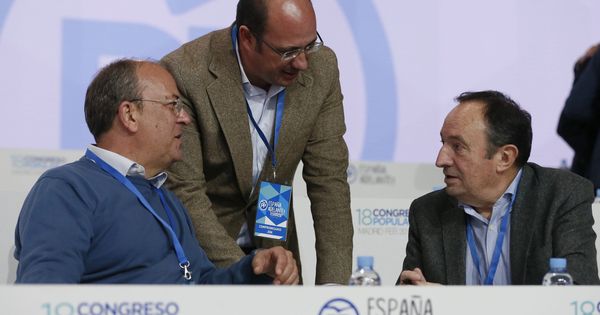 Foto: El líder del PP extremeño, José Antonio Monago, conversa con el presidente murciano, Pedro Antonio Sánchez, y el expresidente de La Rioja Pedro Sanz, este 10 de febrero. (EFE)