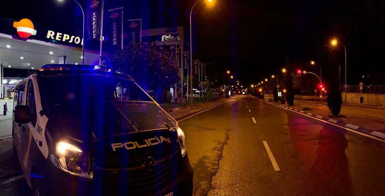 Un furgón policial, de patrulla por el Madrid nocturno.