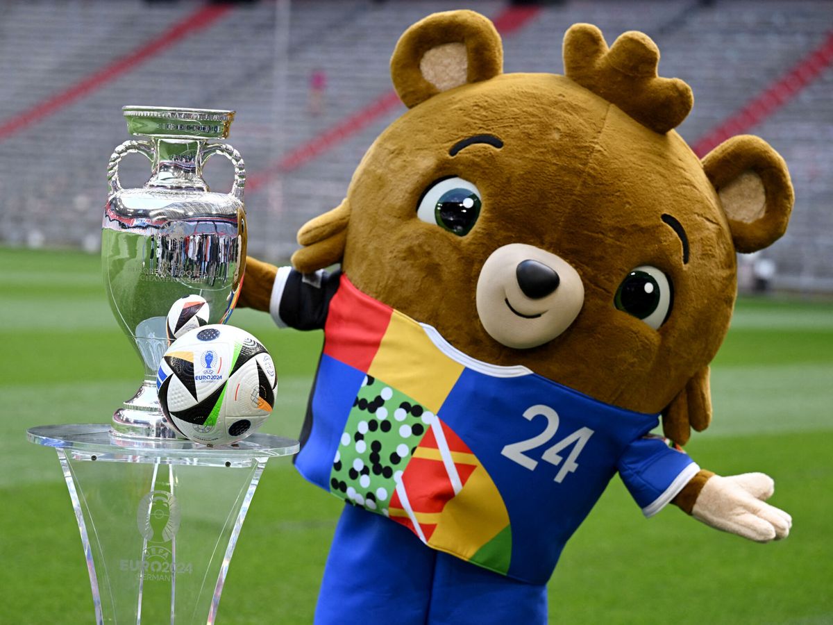 Foto: La mascota y el trofeo de la Eurocopa 2024. (Reuters/Angelika Warmuth)