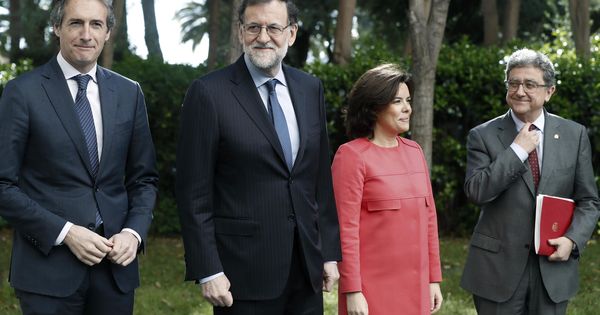 Foto: El presidente del Gobierno, Mariano Rajoy; la vicepresidenta, Soroya Sáenz de Santamaría; el ministro de Fomento, Íñigo de la Serna (i), y el delegado del Gobierno en Cataluña, Enric Millo. (EFE)