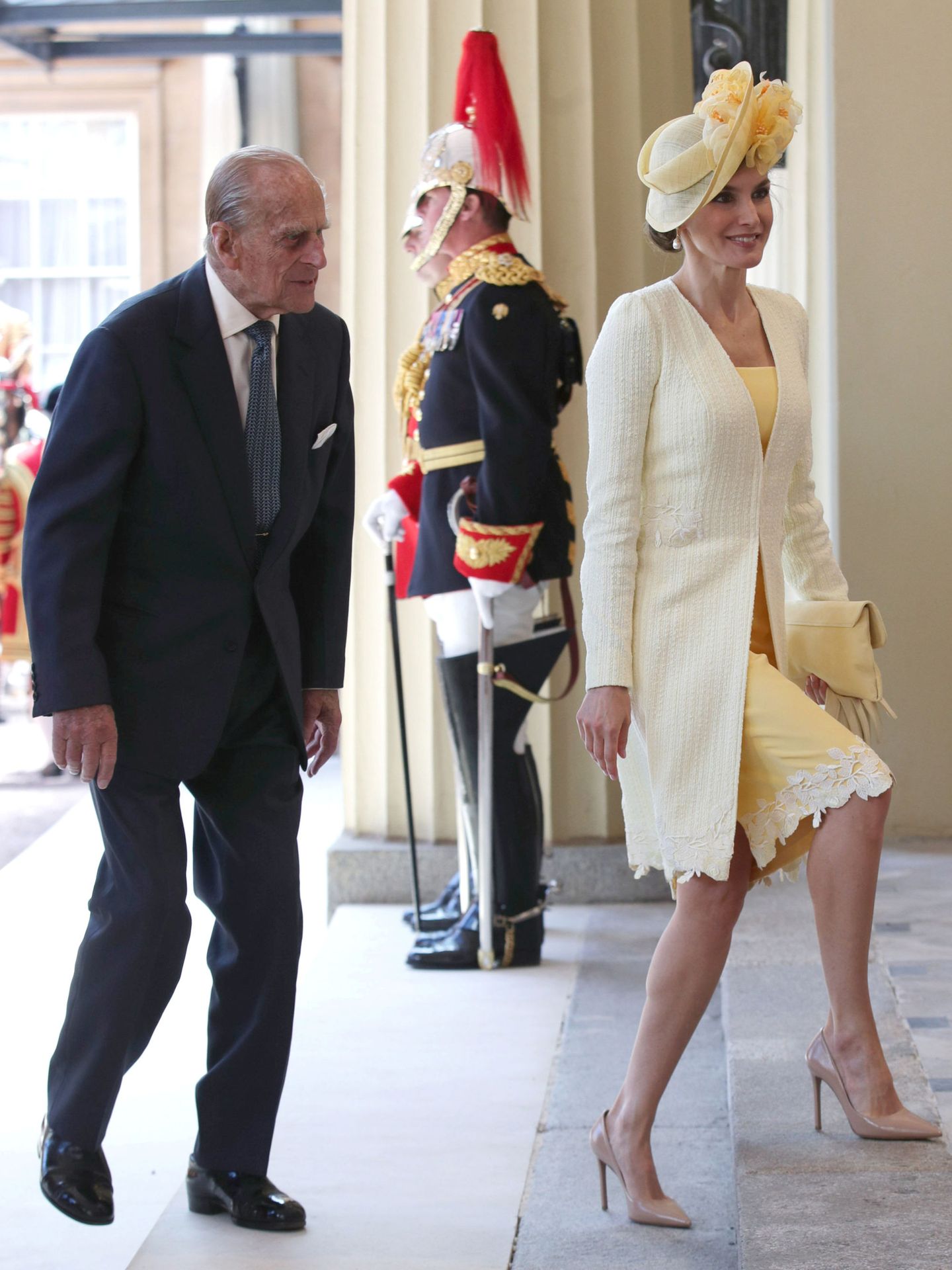 La reina Letizia, de amarillo en Buckingham. (EFE)