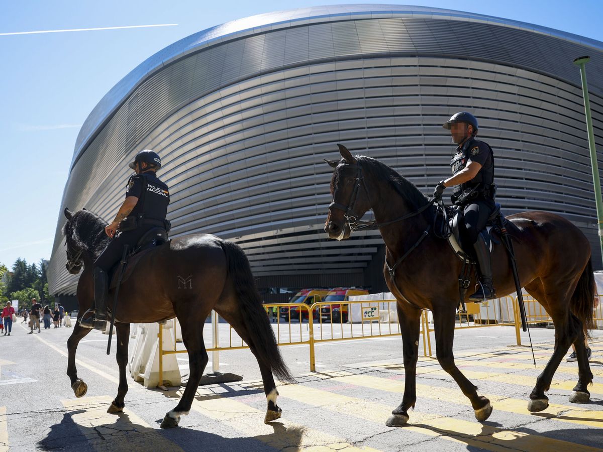 Foto: Dos policías a caballo frente al Santiago Bernabéu. (EFE/Mariscal)