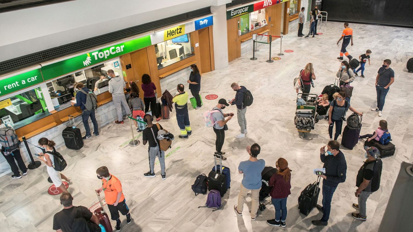 Turistas a su llegada al aeropuerto César Manrique de Lanzarote.