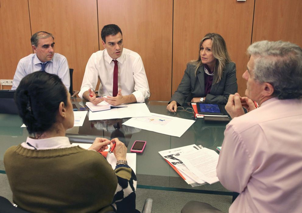 Foto: Sánchez, en Ferraz, en la reunión que mantuvo con los expertos de Sanidad del PSOE. (EFE)