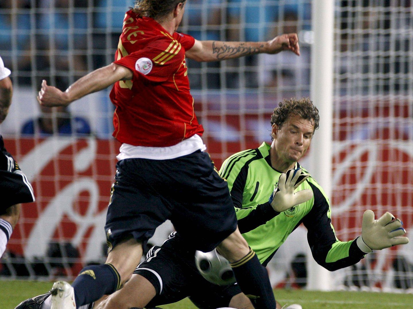 Torres, tras picarle el balón a Lehmann en la Eurocopa 2008. (EFE/Alberto Estévez)
