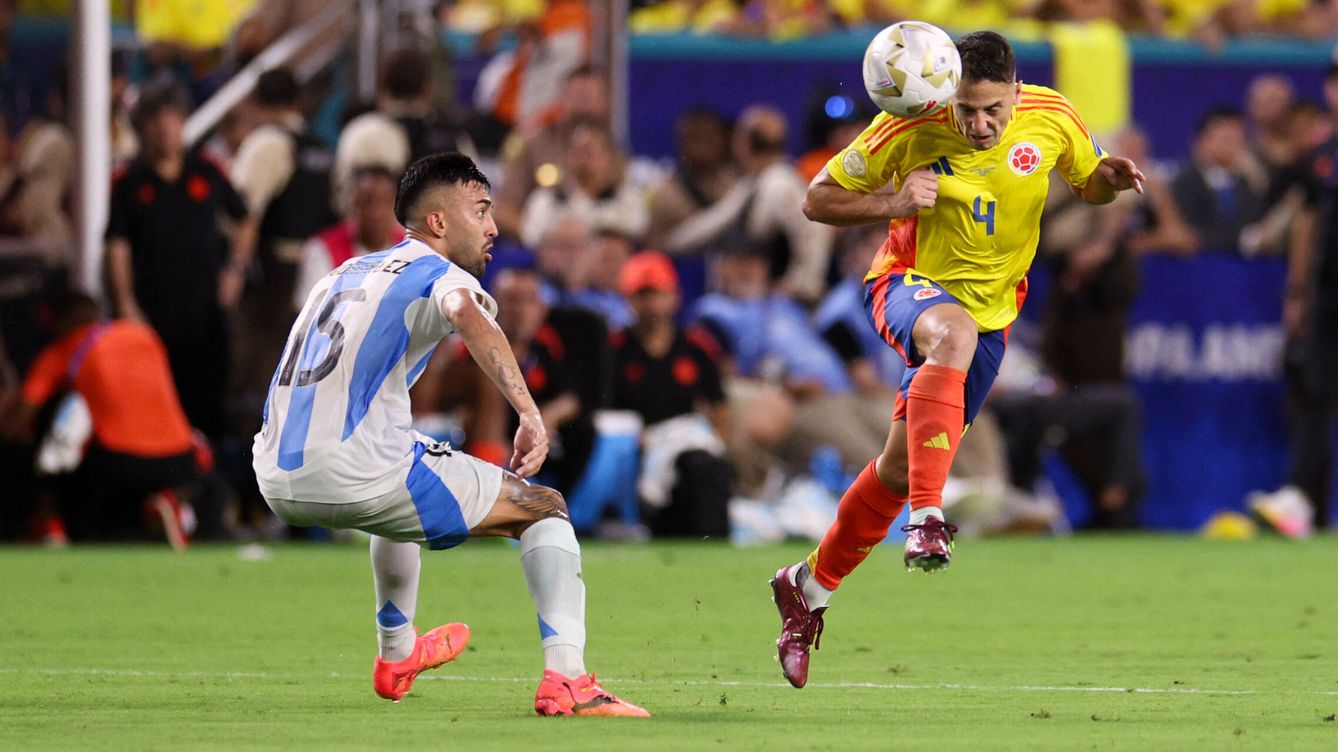 Foto: Jul 14, 2024; Miami, FL, USA;  Colombia midfileder Santiago Arias (4) heads the ball past Argentina forward Nicolas Gonzalez (15) in extra time during the Copa America Final at Hard Rock Stadium. Mandatory Credit: Nathan Ray Seebeck-USA TODAY Sports