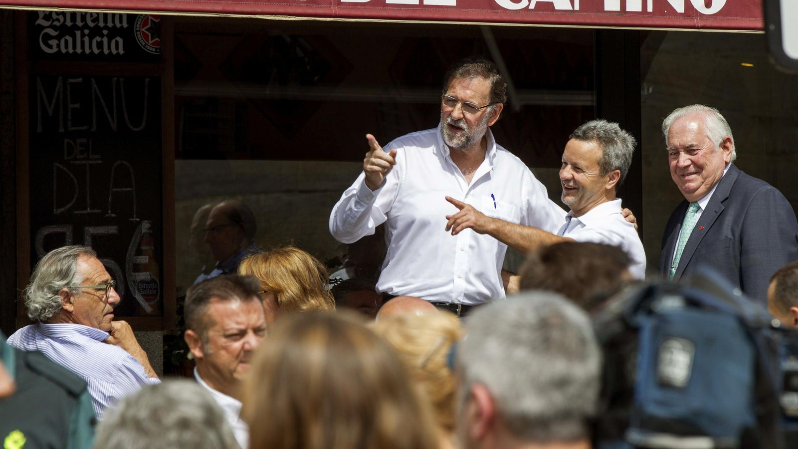 Foto: El presidente del Gobierno, Mariano Rajoy, durante una visita a Portomarín. (EFE)