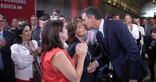 Foto: Pedro Sánchez saluda a Carmen Calvo y Adriana Lastra durante la presentación de su 'Programa común progresista', este 3 de septiembre en Madrid. (Eva Ercolanese | PSOE)