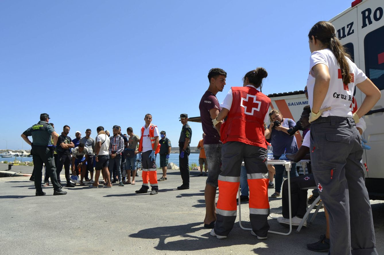 Una trabajadora de la Cruz Roja realiza la clasificación a un marroquí recién llegado a España. (M. Z.)