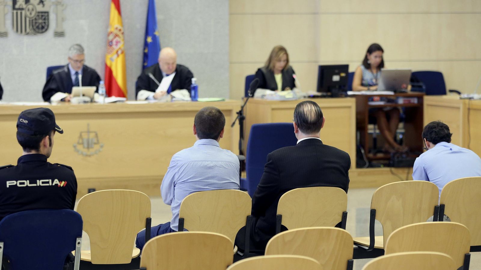 Foto: La Audiencia juzga a tres miembros de Falange y Tradición por los delitos de amenazas y daños terroristas en pueblos de Navarra en 2009. (EFE)