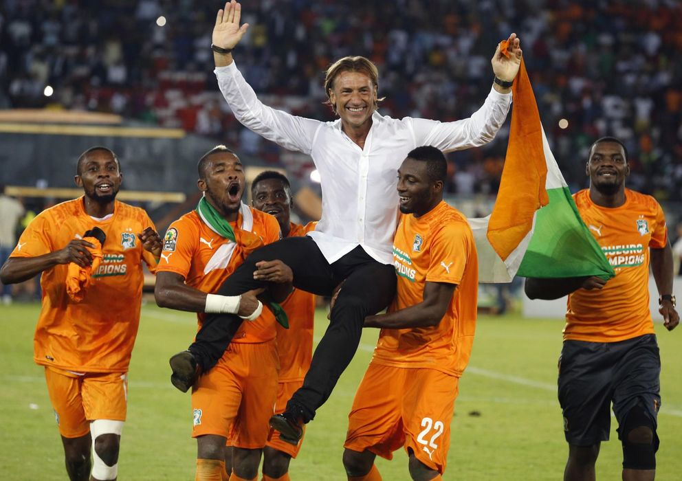 Foto: Los jugadores de Costa de Marfil aúpan a Hervé Renard tras conseguir el título de la Copa de África.