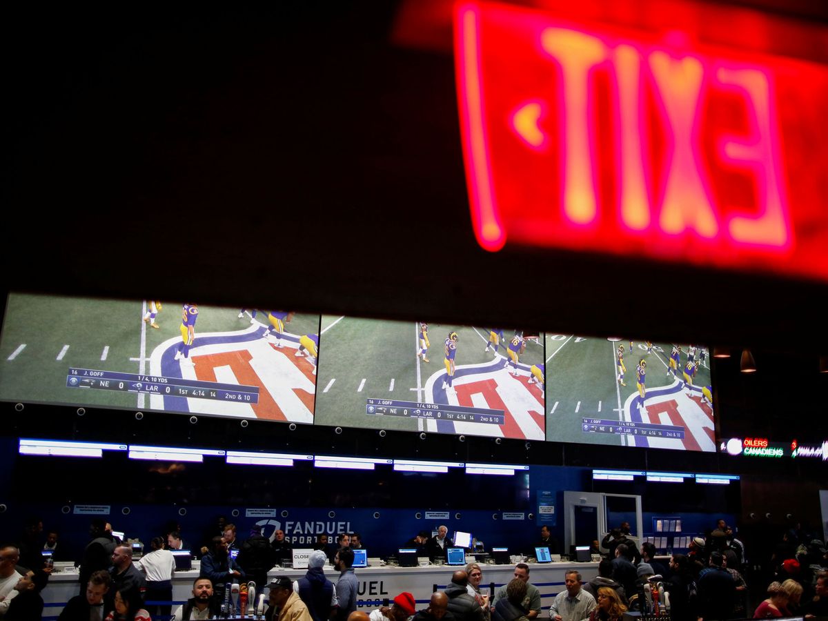 Foto: People watch the game after making their bets at the fanduel sportsbook during the super bowl liii in east rutherford, new jersey