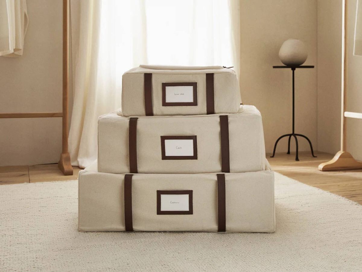 Foto: Perchas y cajas para un armario ordenado. (Cortesía/Zara Home)