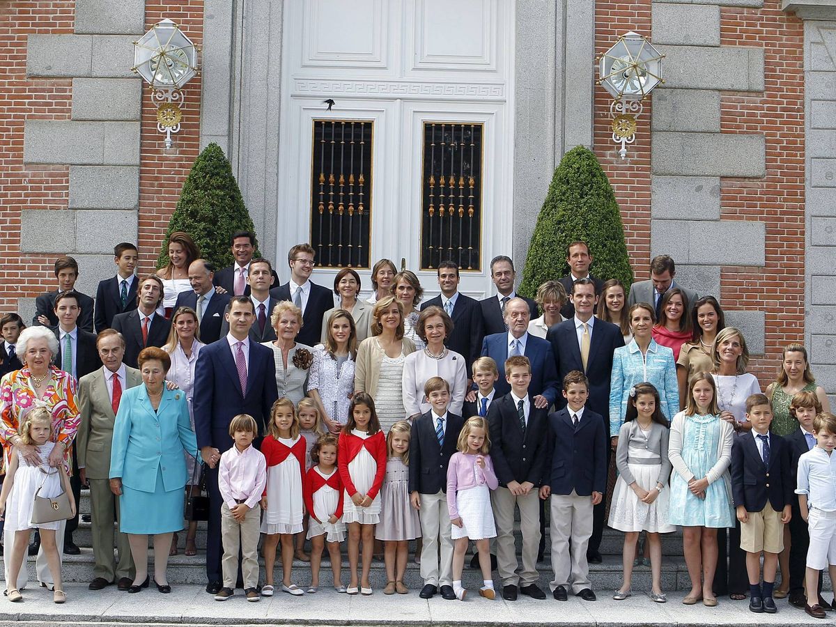 Foto: La familia real, en la comunión de Miguel Urdangarin. (EFE)