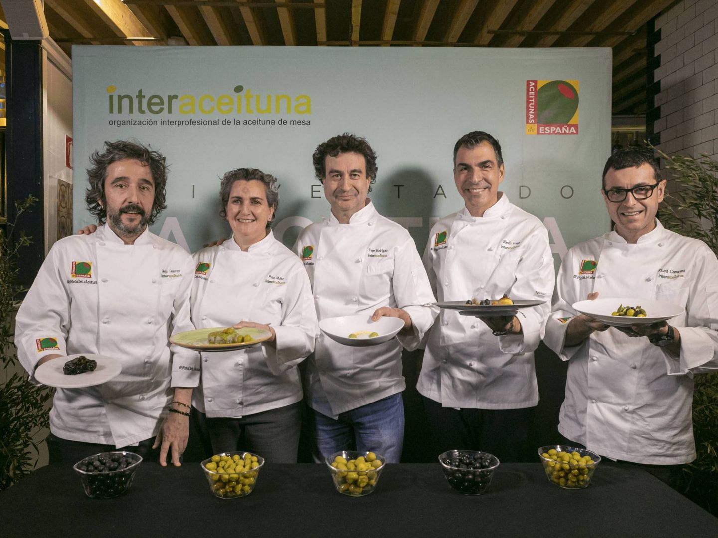 Los cinco chefs invitados con sus propuestas gastronómicas. (Interaceituna)