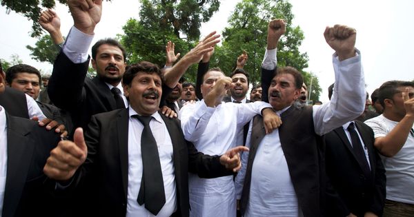 Foto: Una multitud entona lemas de protesta contra el primer ministro ante el Tribunal Supremo, Islamabad. (Reuters)