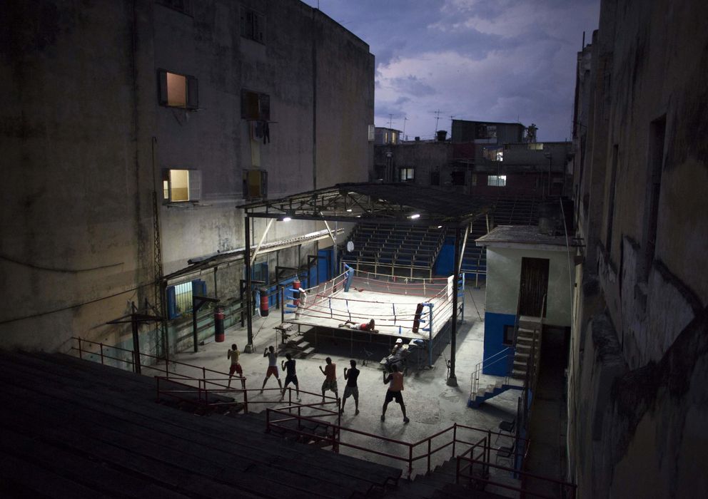 Foto: Adolescentes cubanos durante una lección de  boxeo en el centro de La Habana (Reuters).